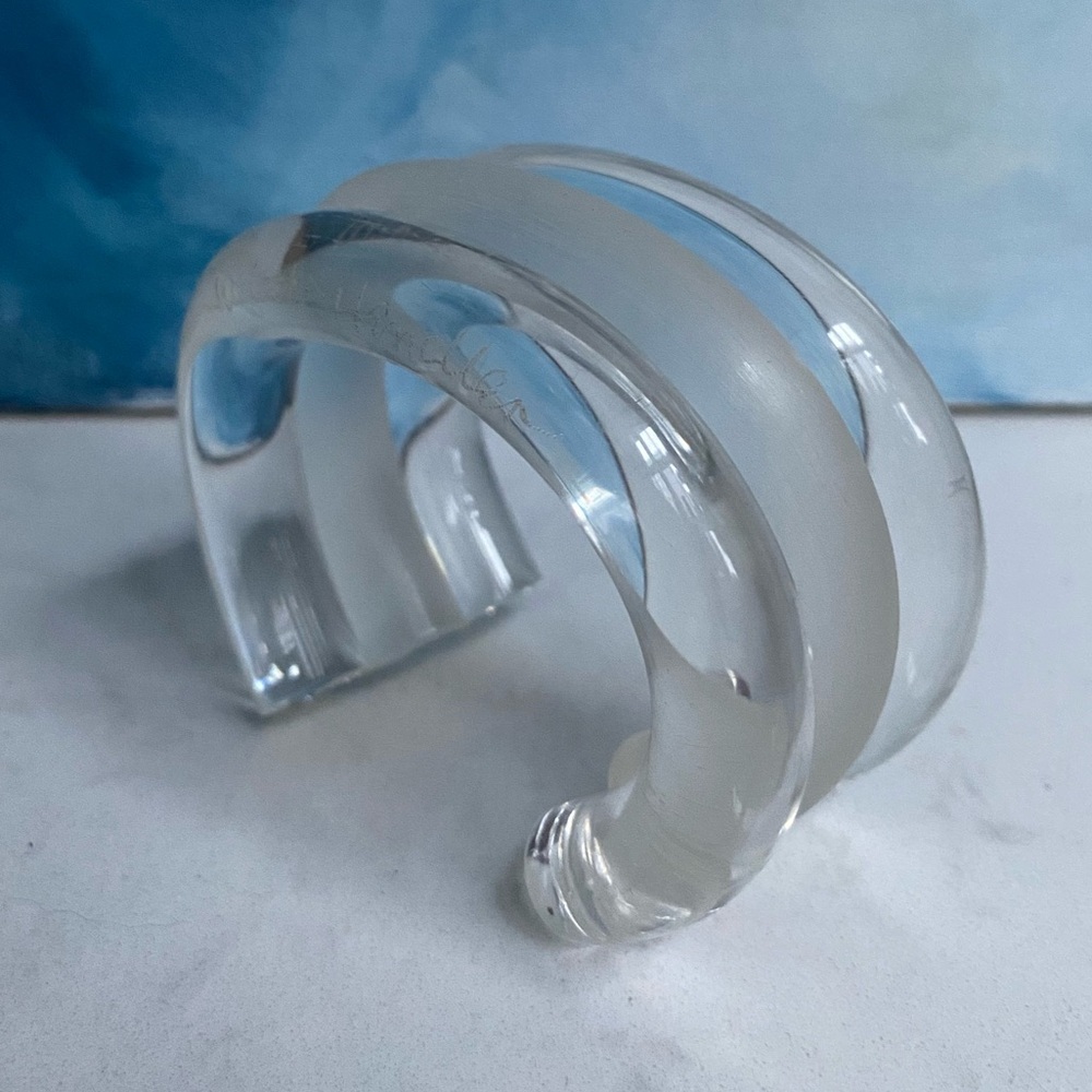 RARE 80s VTG JUDITH HENDLER Clear &Translucent White Lucite Cuff Bracelet Signed - Picture 3 of 6